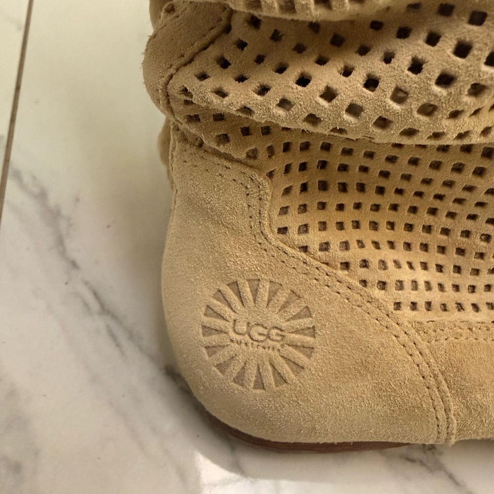 UGG Boots Size 8 - Picture 4 of 6